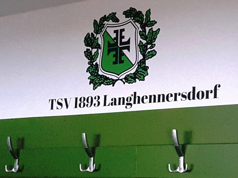 TSV Logo, darunter leere Klederhaken