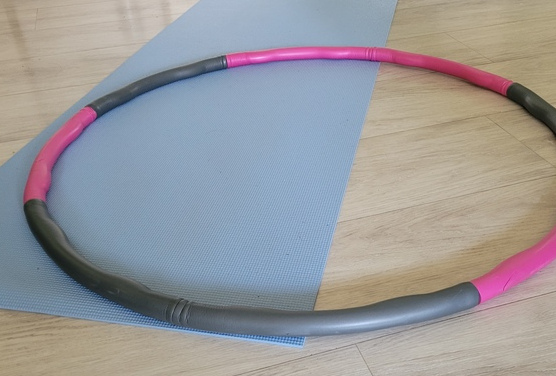 TSV Logo, darunter leere Klederhaken